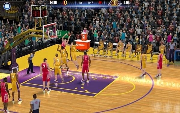 NBA2K14中文手机版：正版授权与全汉化，体验真实篮球竞技与团队操控