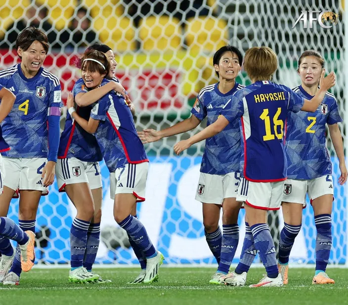 日本女足4-0狂胜西班牙女足，夺得世界杯C组头名，晋级1/8决赛