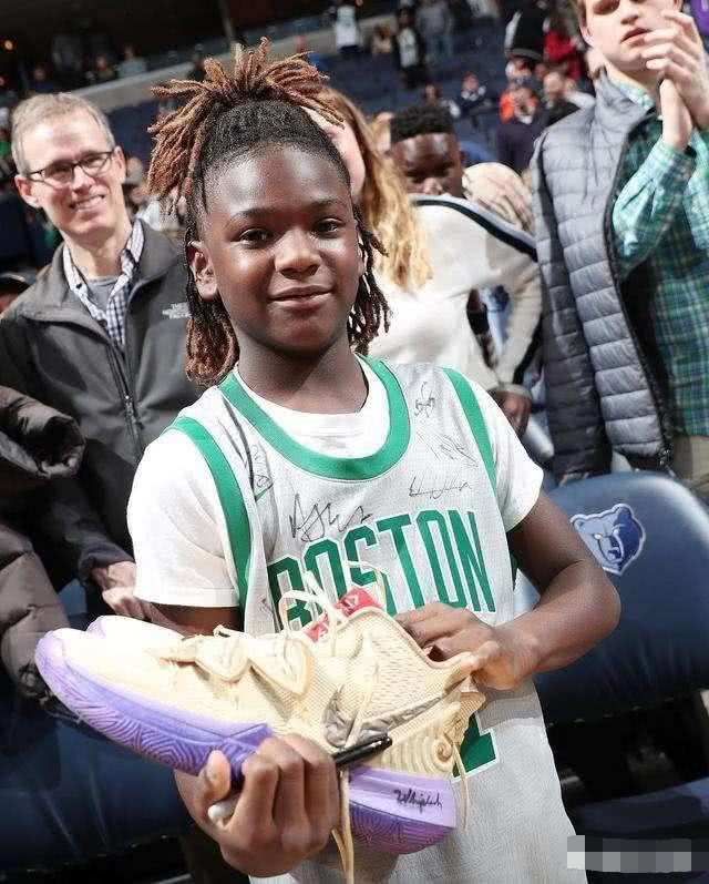 球星鞋子上写的什么_nba球星的鞋子_球星鞋子排名