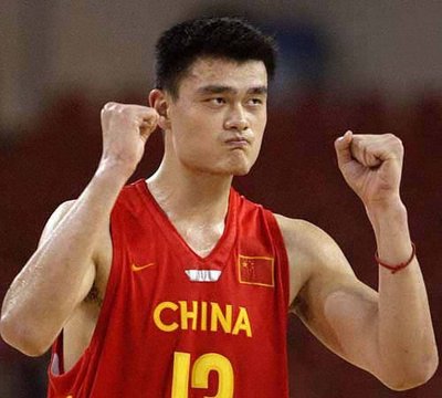 姚明：中国篮坛第一人的NBA之路与背后的巨大压力