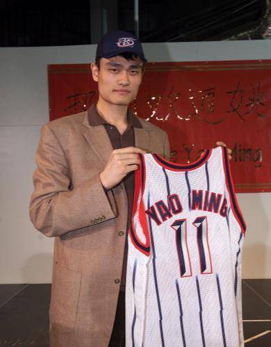 姚明：NBA史上最高状元秀的传奇生涯与艾弗森的最矮冠军对比