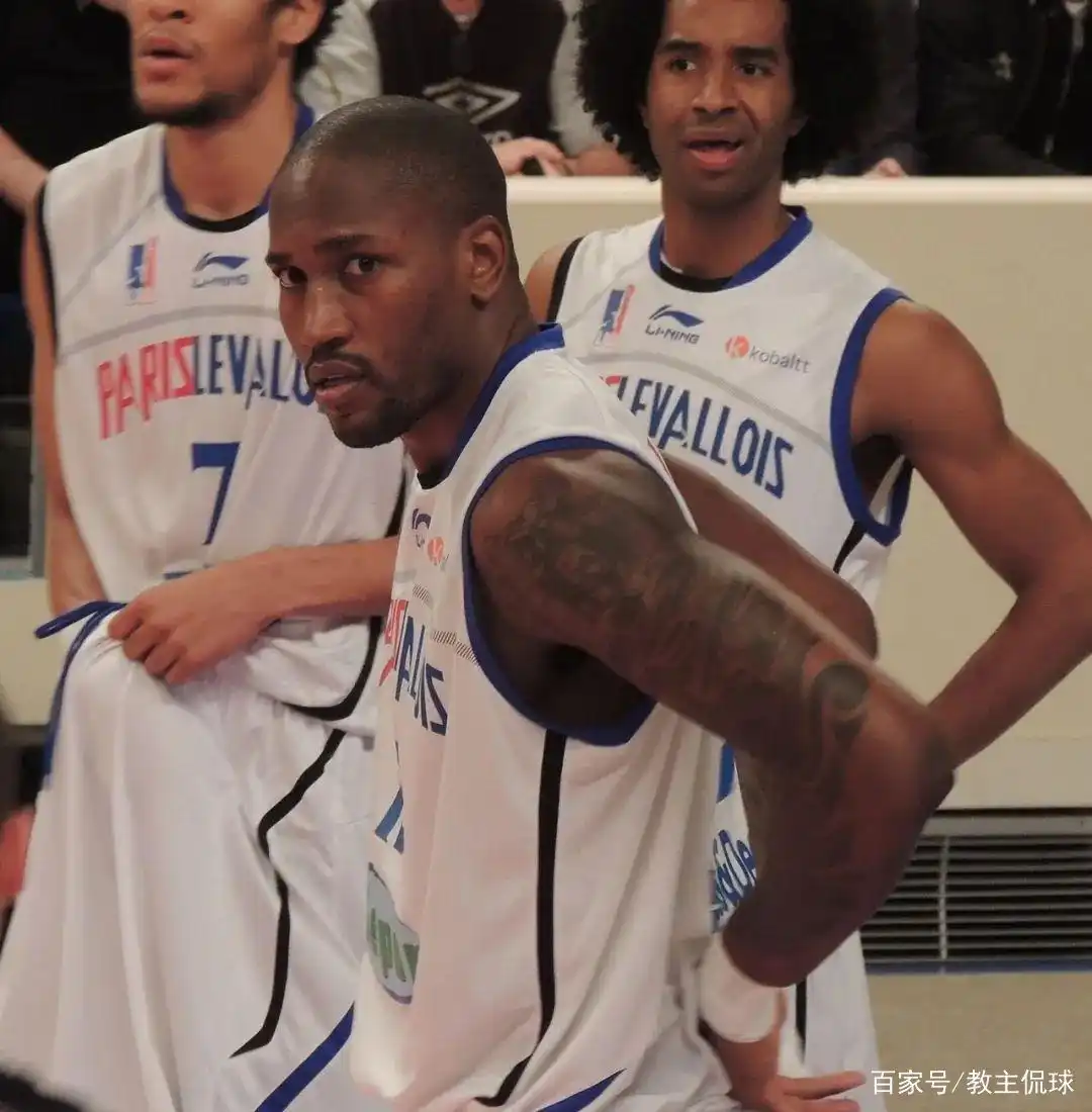 詹姆斯骑士队友有哪些_詹姆斯骑士队球衣_nba骑士队詹姆斯