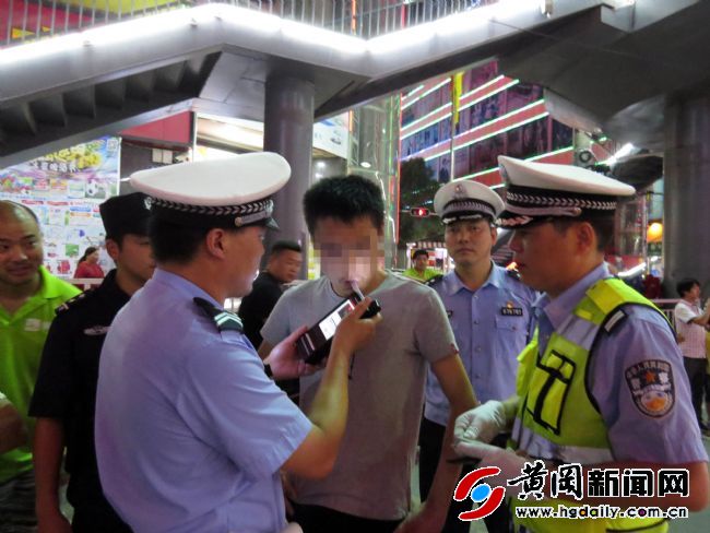 浠水蕲春交警联合执法，严查酒驾确保世界杯期间交通安全