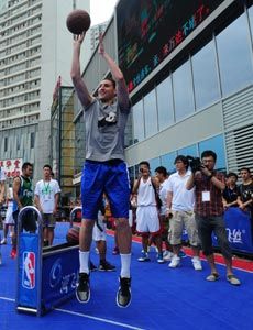 2013NBA篮球国度成都站：克莱-汤普森穿熊猫T恤与球迷互动，共度清凉夏日